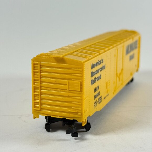 Bachmann HO Scale Milwaukee Road Box Car Yellow Model Train Freight - Picture 4 of 9